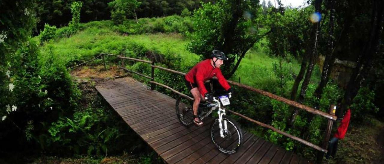 La competición pone en valor la riqueza paisajística de la comarca y su perfecto maridaje con el ciclismo y el senderismo. // I. Abella