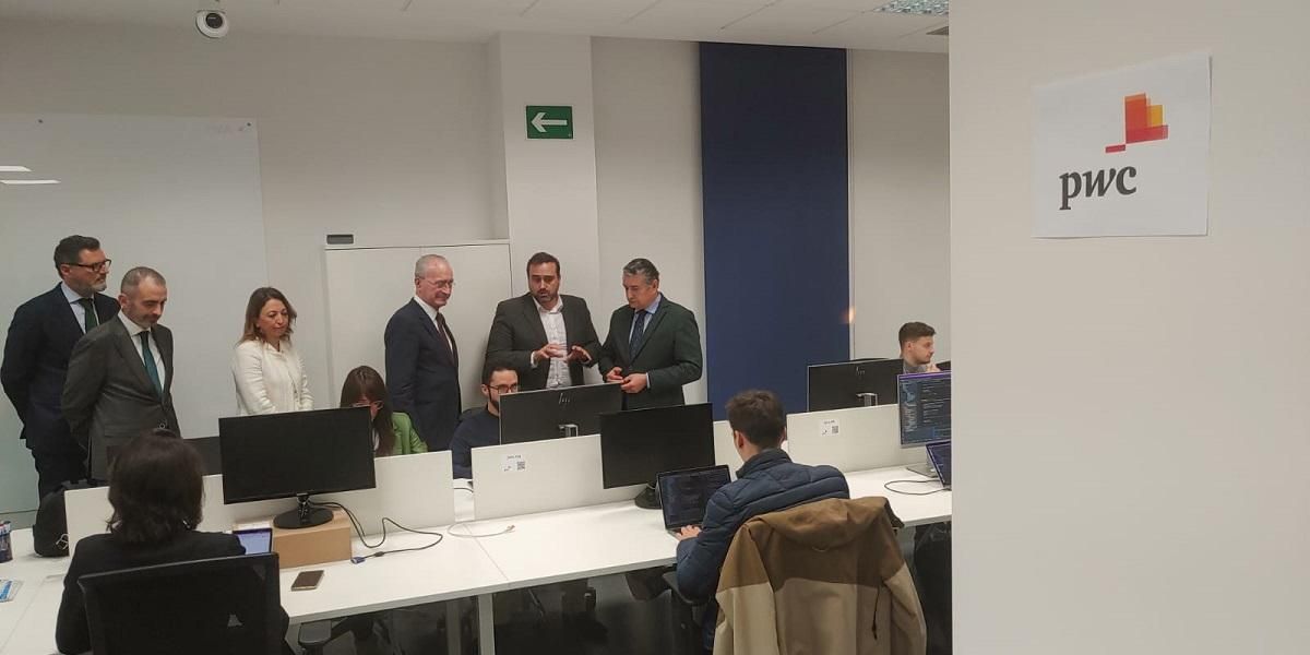 Otra momento de la visita al Centro Especializado de Datos de PWC en Málaga.