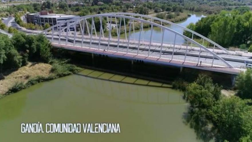 Fotograma en el que aparece el puente de Toledo rotulado como si estuviera en Gandia.