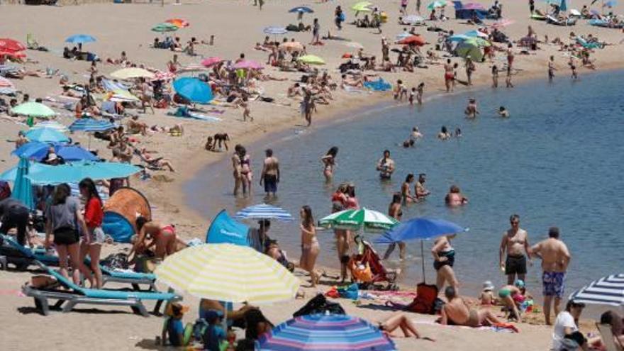 Banyistes a la platja de Sant Feliu de Guíxols, diumenge passat, 11 de juny, en l&#039;inici de l&#039;onada de calor.