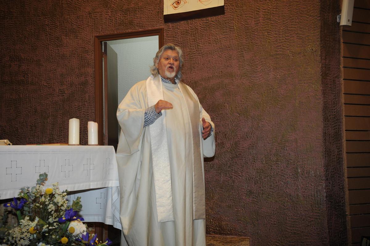 El sacerdote en la ceremonia El sacerdote en la ceremonia
