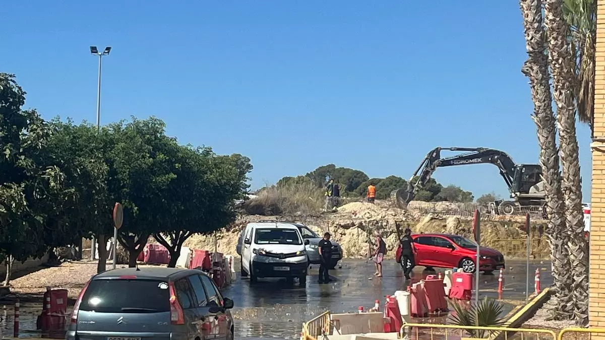 La rotura de una tubería provoca una gran inundación en el Hospital Marina Baixa