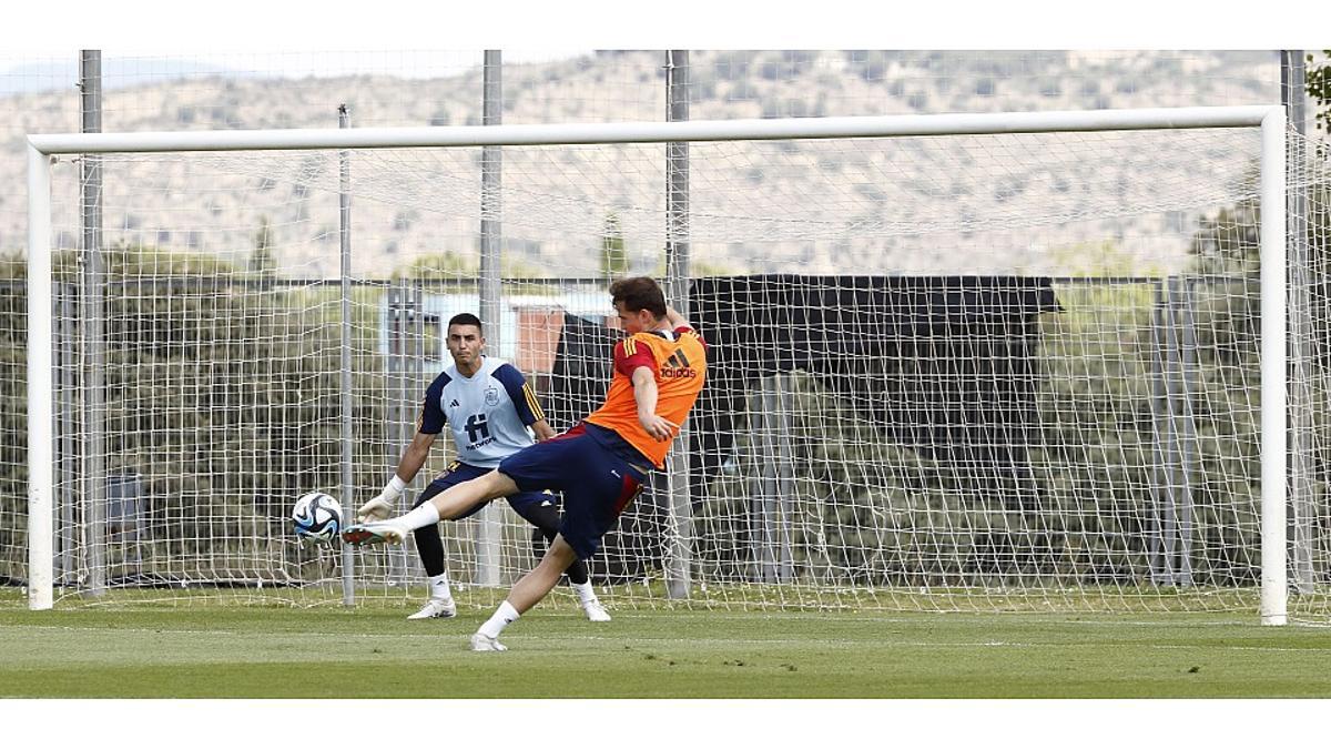 El portero del Real Mallorca, Leo Román, durante la concentración de la sub-21 en Las Rozas.