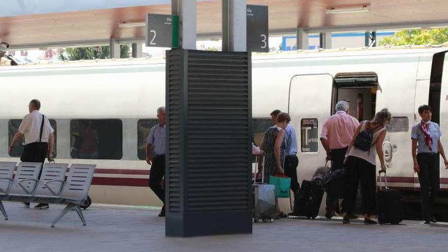 Viajeros en el andén de la estación de Zamora.