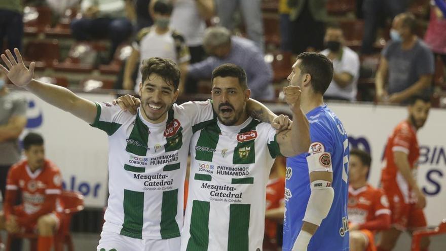 Jesús Rodríguez, a la derecha, junto a Lucas Perin en la celebración de un gol la pasada temporada en Vista Alegre con el Córdoba Futsal.