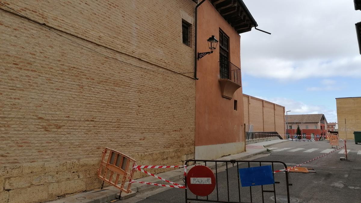 Señalización colocada por el Ayuntamiento ante el riesgo de desplome de parte del edificio