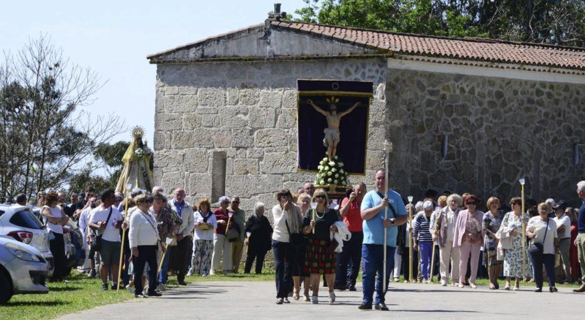 La salida de la capilla tras la misa. | GONZALO NÚÑEZ