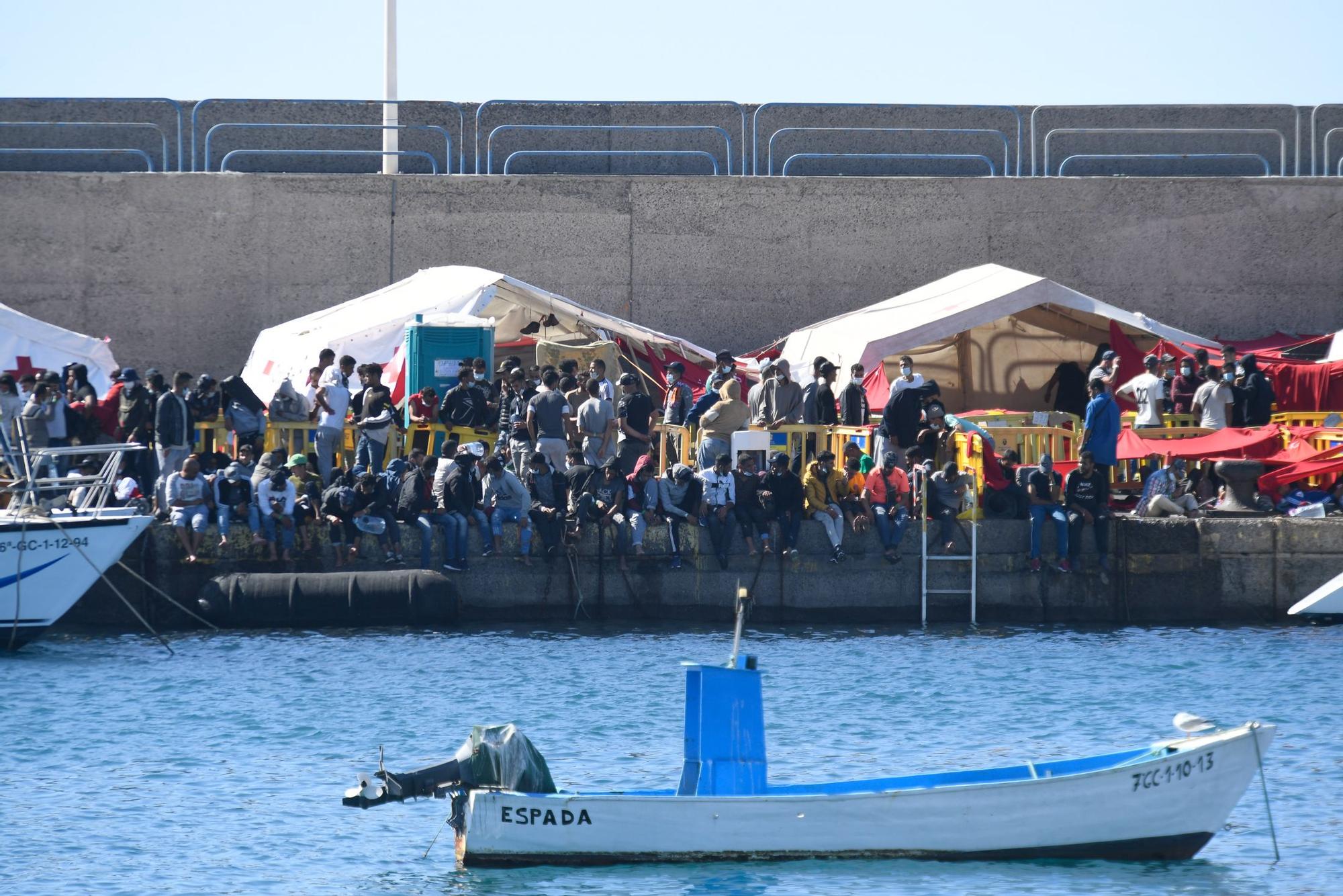 Llegada de una embarcación al puerto de Arguineguín saturado