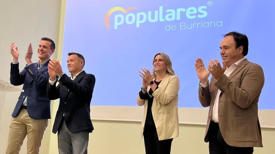 El alcaldable popular contó con el apoyo de la presidenta provincial del PP, Marta Barrachina (ambos en el centro de la imagen).