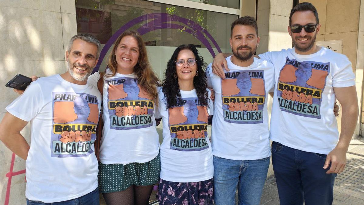 Militantes de Unides Podem con las camisetas de Pilar Lima.