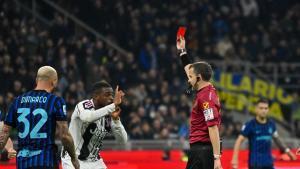 Pierre Kalulu siendo expulsado en el partido entre el Inter de Milan y la Juventus de la Serie A