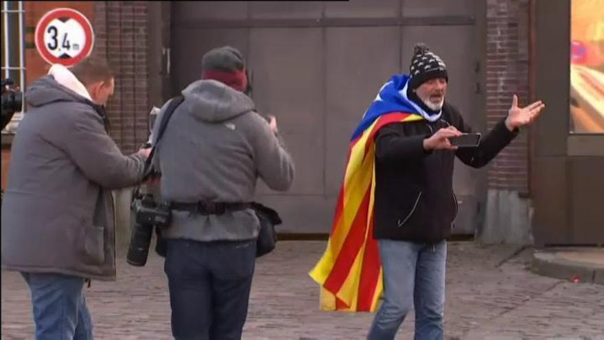 Euforia independentista a las puertas de la prisión alemana tras conocerse la puesta en libertad de Puigdemont