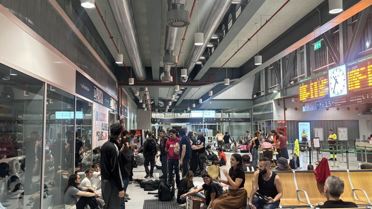 Decenas de personas se concentraron en la Intermodal