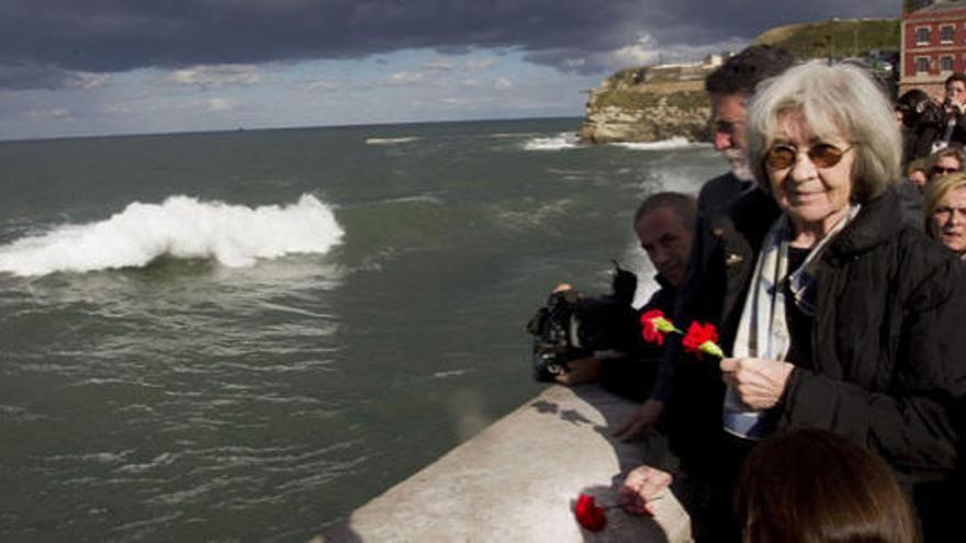 Las cenizas de Carrillo arrojadas al mar en Gijón