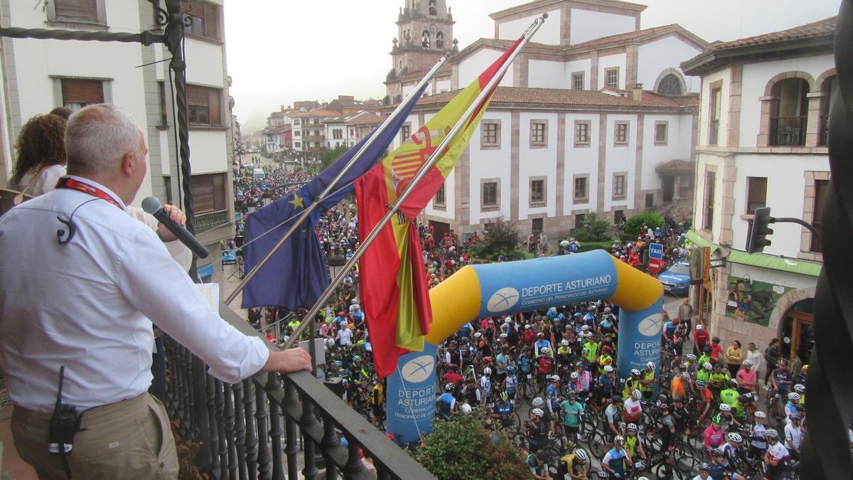 Sergio Piquero, desde el balcon del Ayuntamiento durante la salida de una edición anterior del Desafío Lagos de Covadonga.