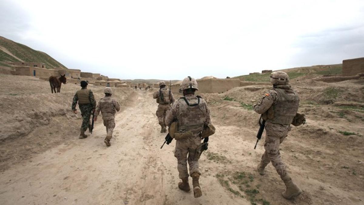 Soldados españoles y afganos patrullan conjuntamente en la localidad de Moqur, el pasado abril.