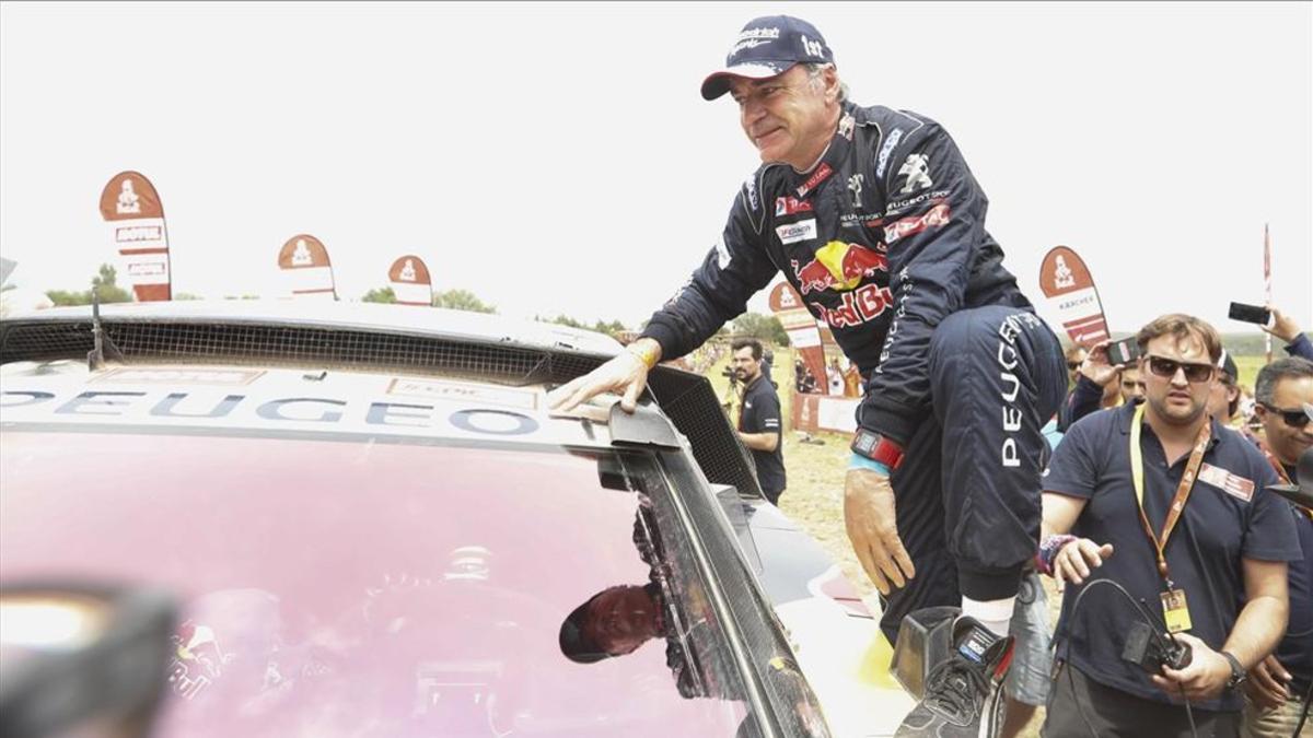 Sainz se sube al Peugeot para saludar a los aficionados