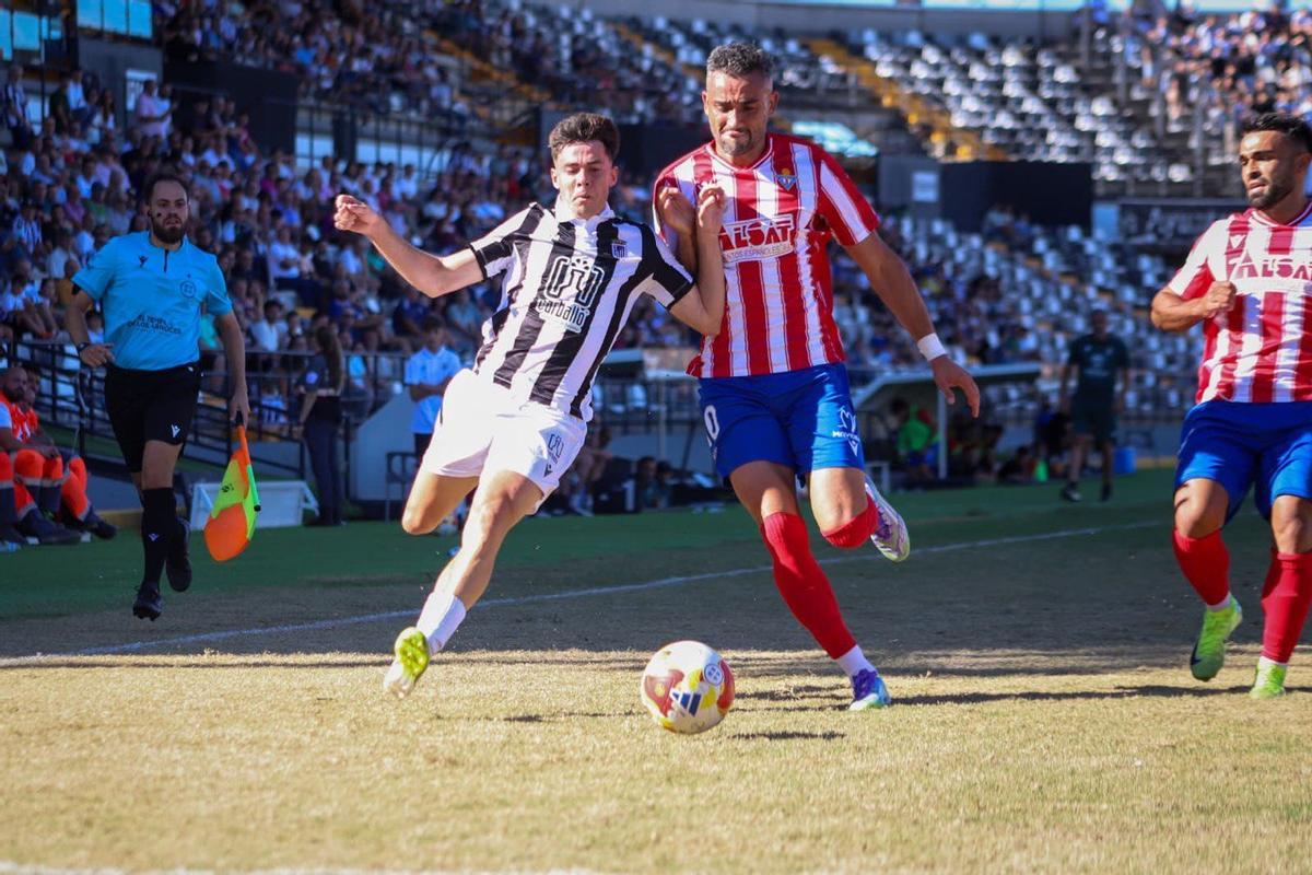 Pavón y Rocha disputan un balón en el encuentro de la primera vuelta.