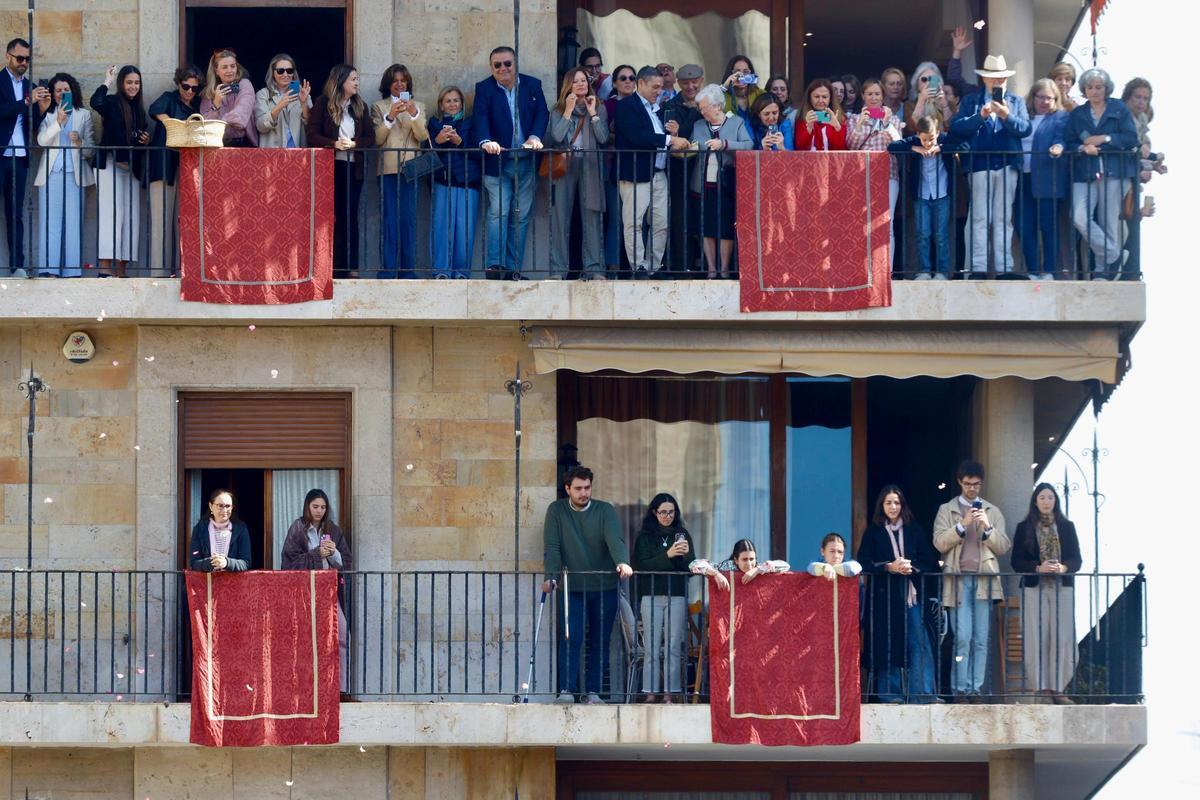 La Virgen sale al Traslado con un manto "Terreta" donado por la fallera mayor de València: todas las imágenes