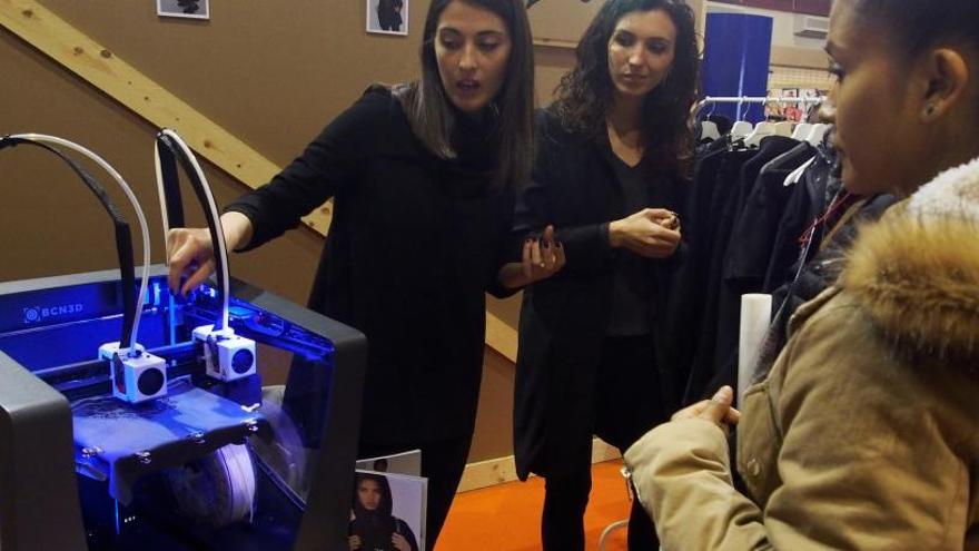 Ane Castro i Núria Costa  amb la impresora 3D