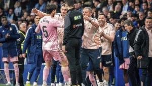 Reina celebra su gol con Jorge Tejada, Javier Benavides y Diego Cervero, con Rahim, Chaira, Ovie, Almada y Jesús Unanua al fondo. | FACTORÍA 9