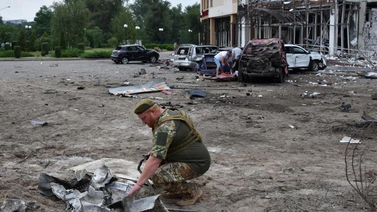 Un soldado ucraniano inspecciona los escombros de un ataque de las fuerzas rusas sobre un hotel en Zaporiyia.