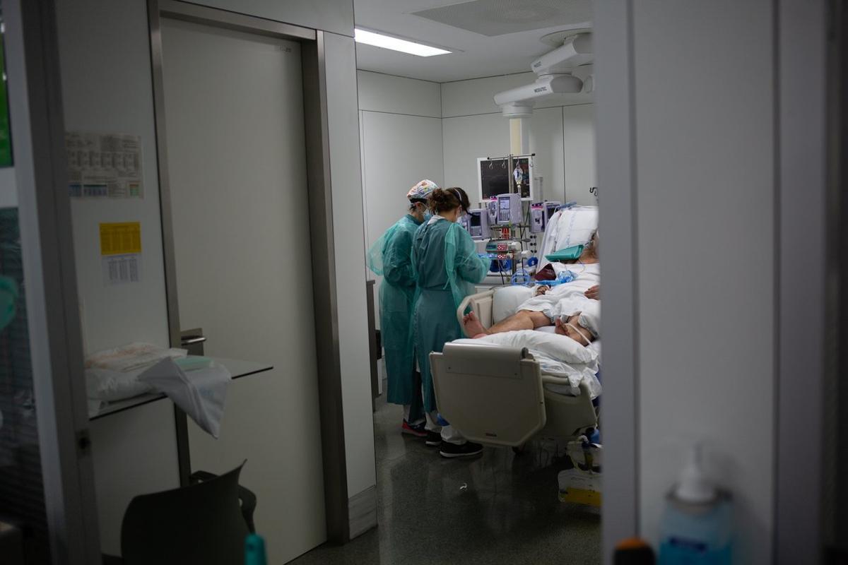 06/11/2020 Personal sanitario visita a un enfermo ingresado en la Unidad de Cuidados Intensivos -UCI- del Hospital de la Santa Creu i Sant Pau, integrado en la Red Hospitalaria de UtilizaciÃ³n PÃºblica de Catalunya, en Barcelona, Catalunya (EspaÃ±a), a 6 de noviembre de 2020. Ahora que la regiÃ³n pasa por la segunda ola de la pandemia, la ConsellerÃ­a de Sanidad de Catalunya confirma que a dÃ­a de hoy la red de unidades de cuidados intensivos (UCI) del sistema estÃ¡ al 87% de su capacidad y Catalunya ha registrado 290.244 casos confirmados acumulados de coronavirus.