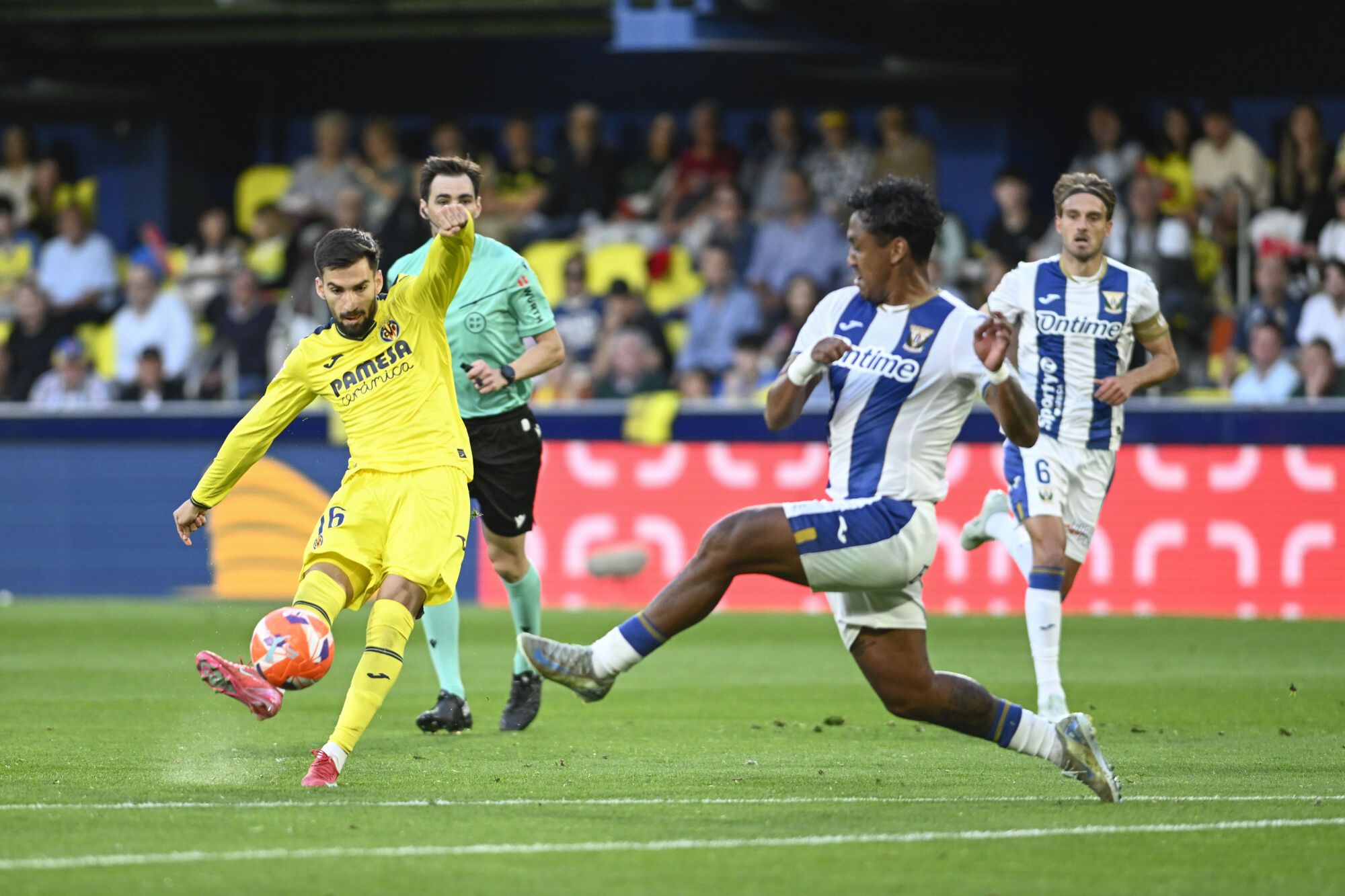 VILLARREAL (CASTELLÓN), 14/05/2025.- El centrocampista del Villarreal Álex Baena (i) chuta ante Renato Tapia, del Alavés, durante el partido de la jornada 36 de LaLiga EA Sports que Villarreal CF y CD Leganés disputan este miércoles en el estadio de la Cerámica. EFE/Andreu Esteban