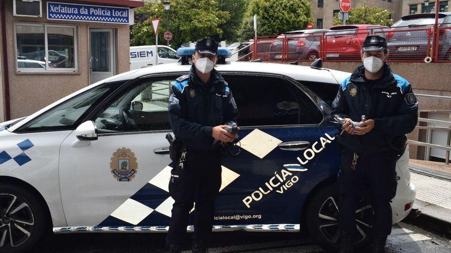 Dos agentes de la Policía Local con 2 de las más de 70 palomas mensajeras portuguesas que se han salvado en Galicia.