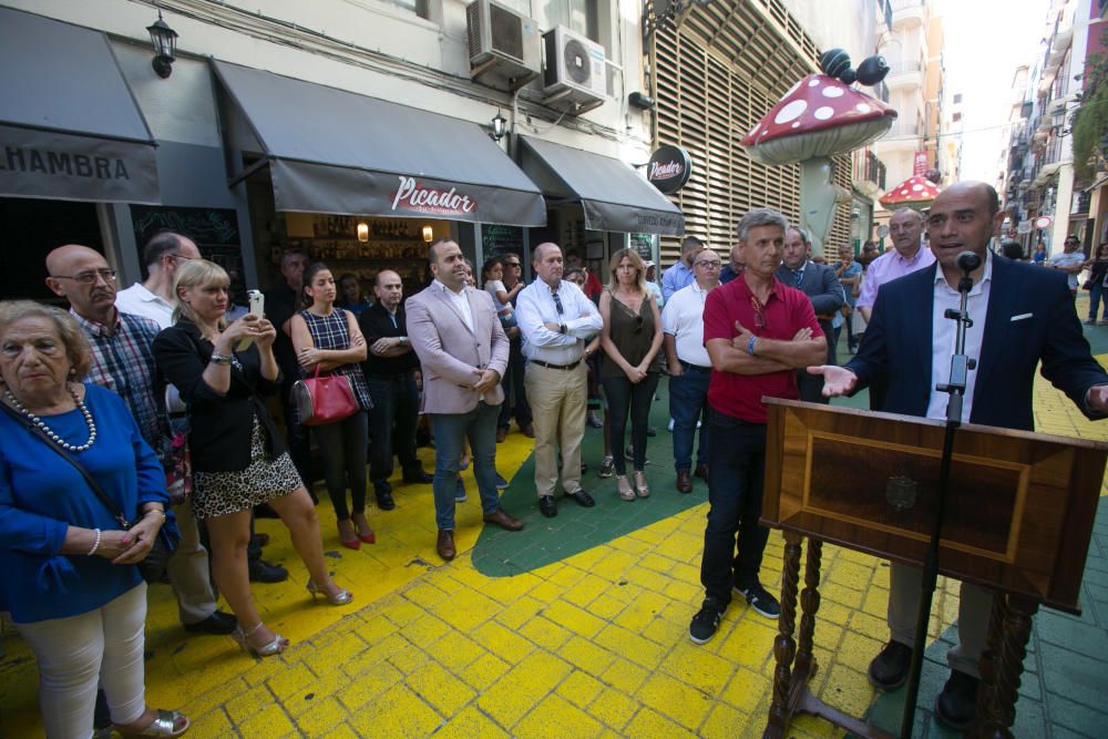 El alcalde de Alicante, Gabriel Echávarri, ha colocado esta mañana una placa en homenaje a Vicente Pastor de la Llosa Alfosea, el Chepa.