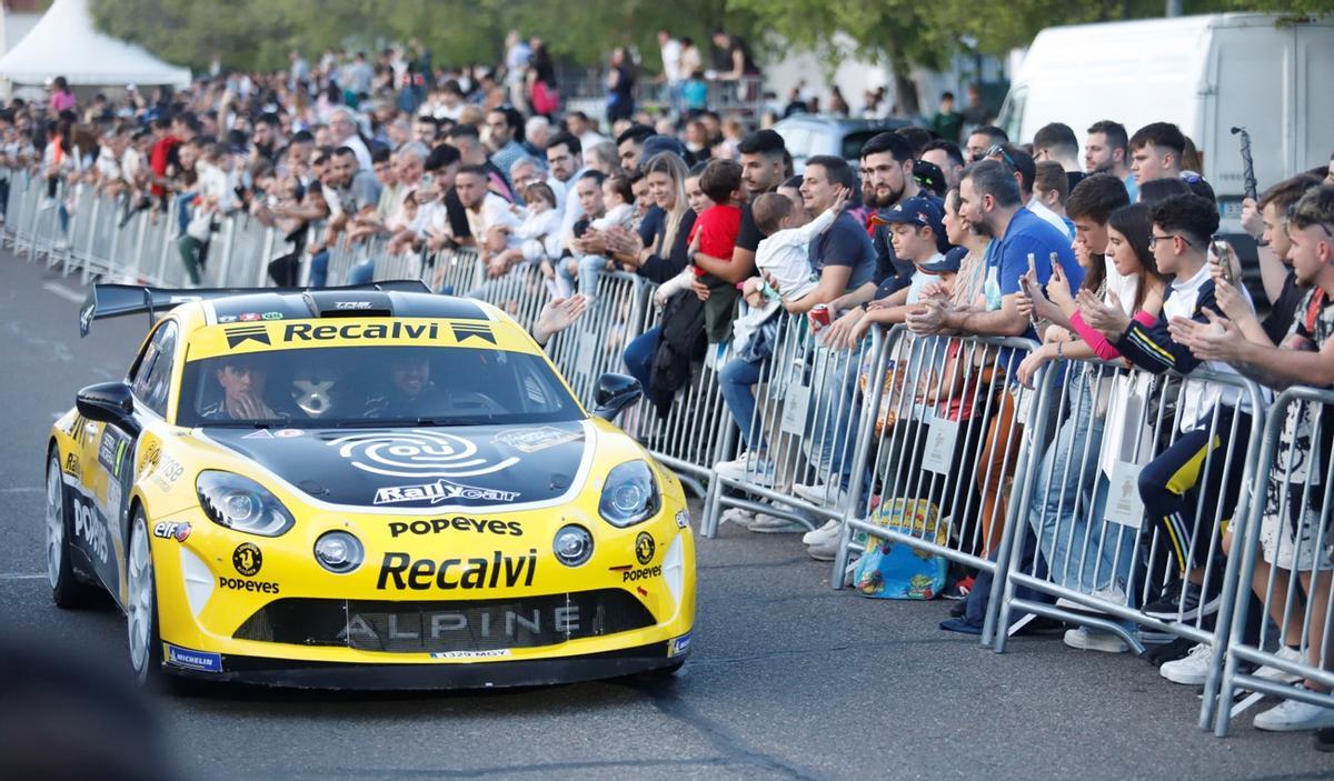 El público sigue la pasada edición del rallye cordobés.