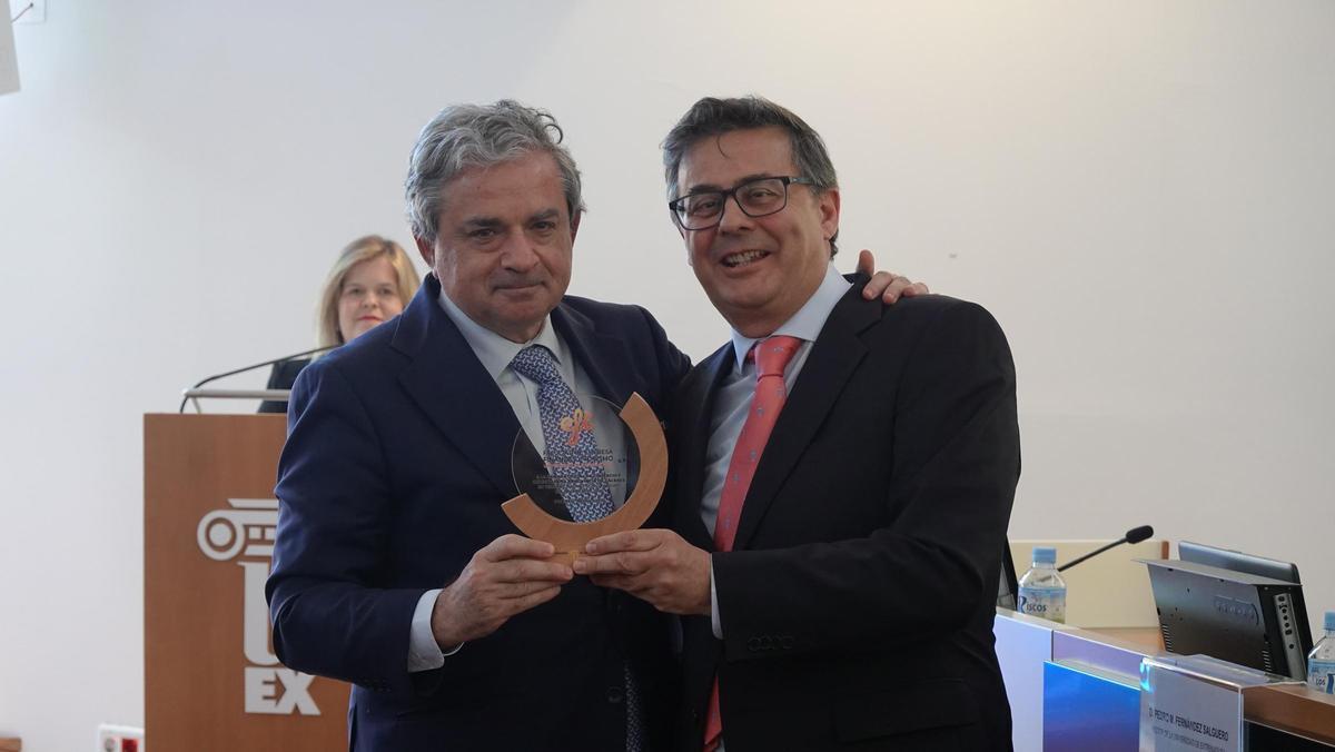 Gabriel Álvarez recibe la distinción.
