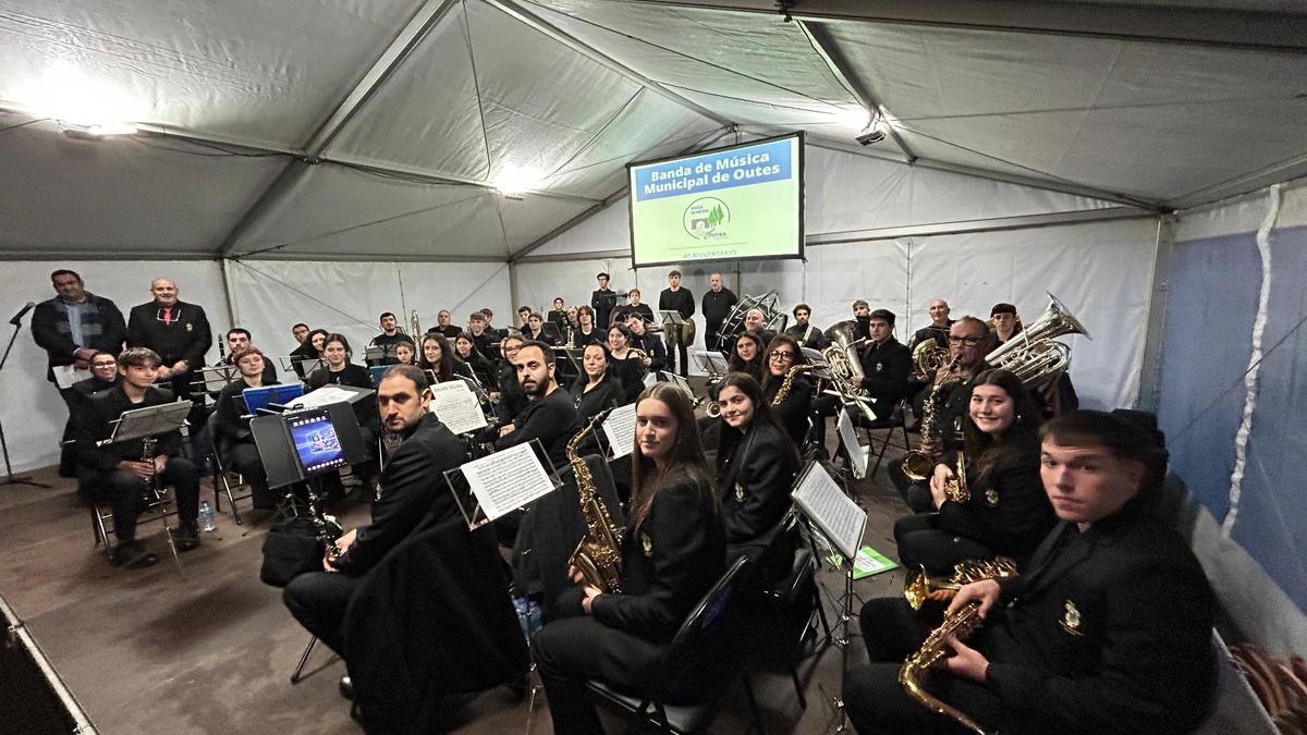 La Banda de Música Municipal de Outes durante el concierto de su cuarenta aniversario.