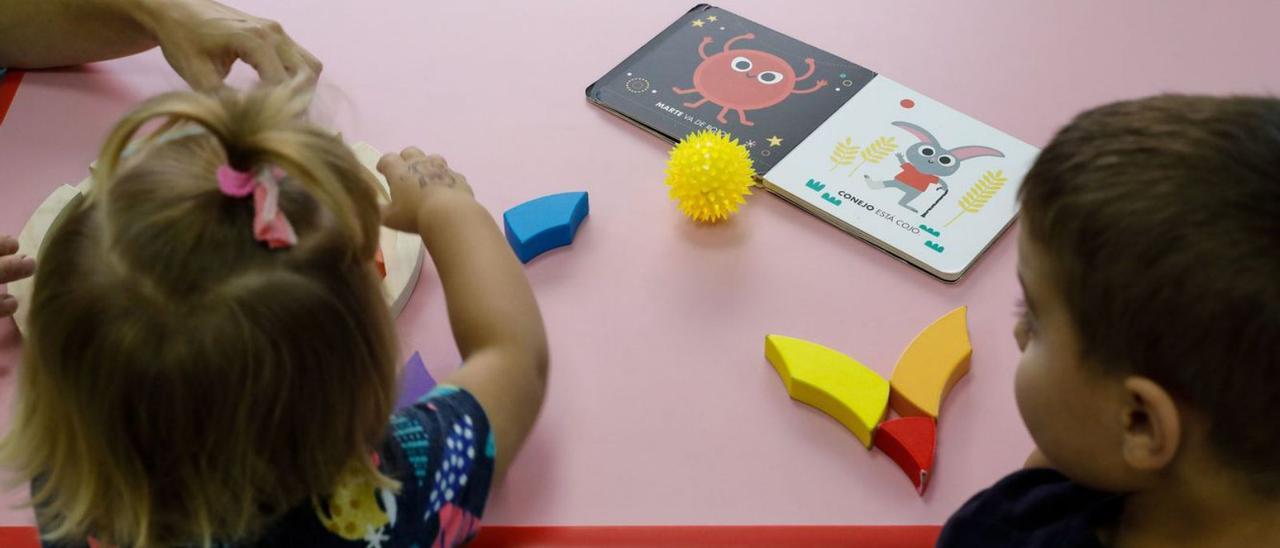 Dos niños, en una escuela de Infantil de Gijón. | Juan Plaza