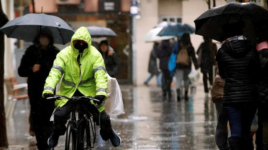 Varias personas en una calle de Barcelona.