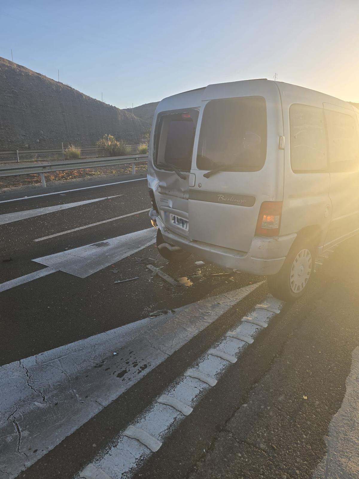 En imágenes: amplio despliegue de emergencias tras un accidente en la GC-1