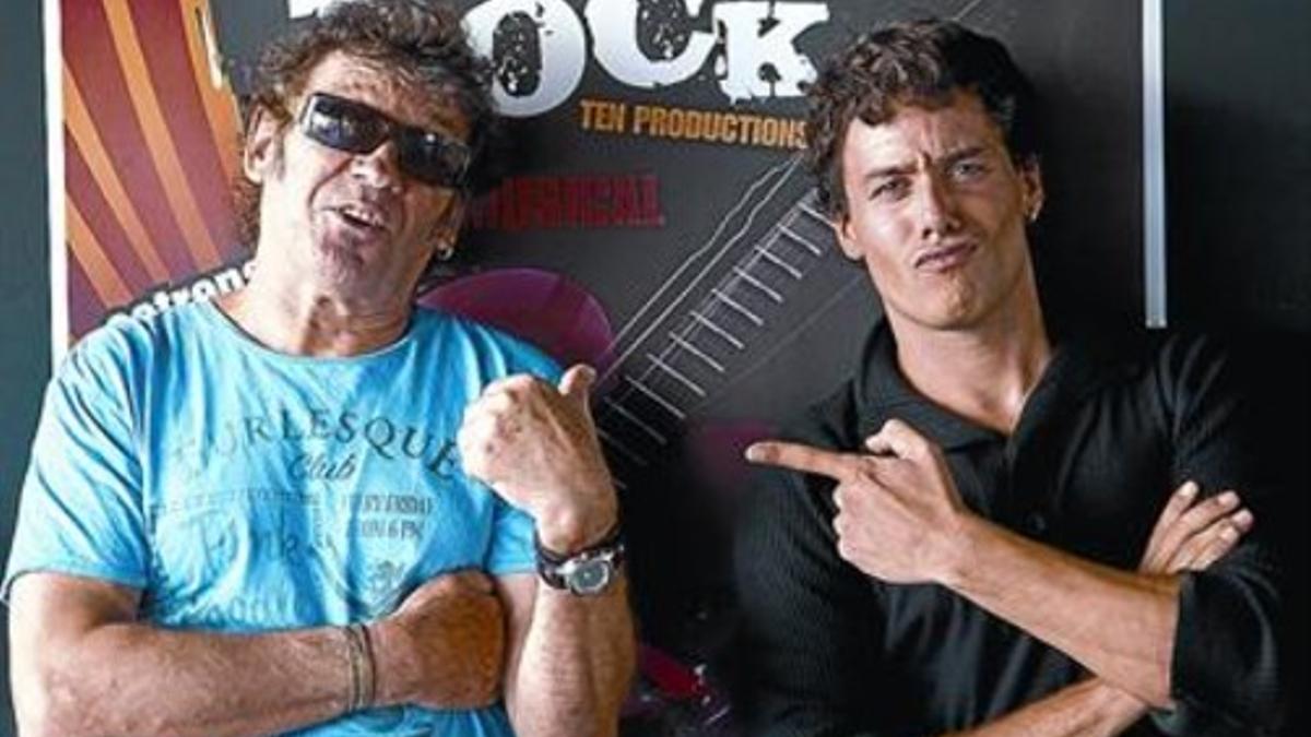 Llorenç Santamaria (izquierda) y Roger Berruezo, padre e hijo en 'Cop de Rock', posan frente al cartel del musical.