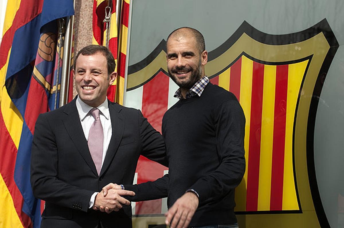 El president del Barça, Sandro Rosell, estrenyent la mà a Pep Guardiola després de la renovació, el febrer del 2011.