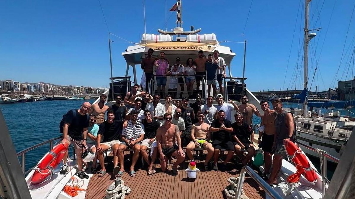La plantilla del Águilas, de excursión marítima