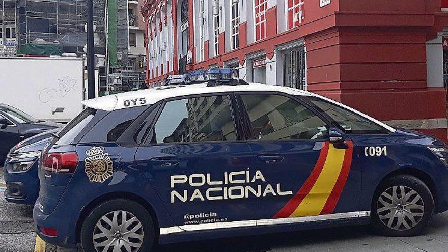 Dos vehículos de la Policía Nacional, ante la entrada principal del Mercado del Sur.