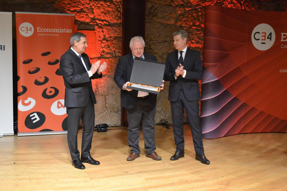 Ángel de la Fuente, con el premio, entre Abel Fernández y Miguel Ángel Vázquez Taín.