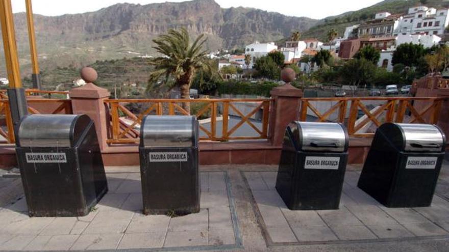 Contenedores de basura orgánica en el casco urbano de Tejeda. | lp / dlp