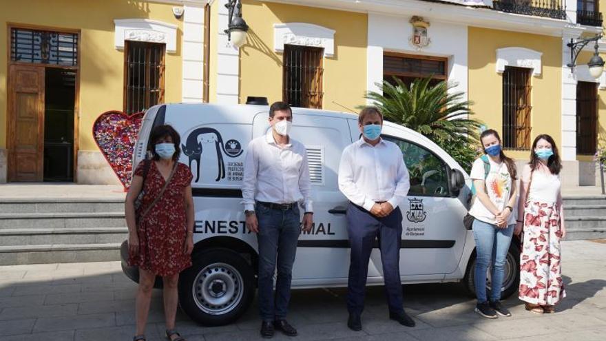 Autoridades y SPAB con el nuevo vehículo. | VICENT RUIZ