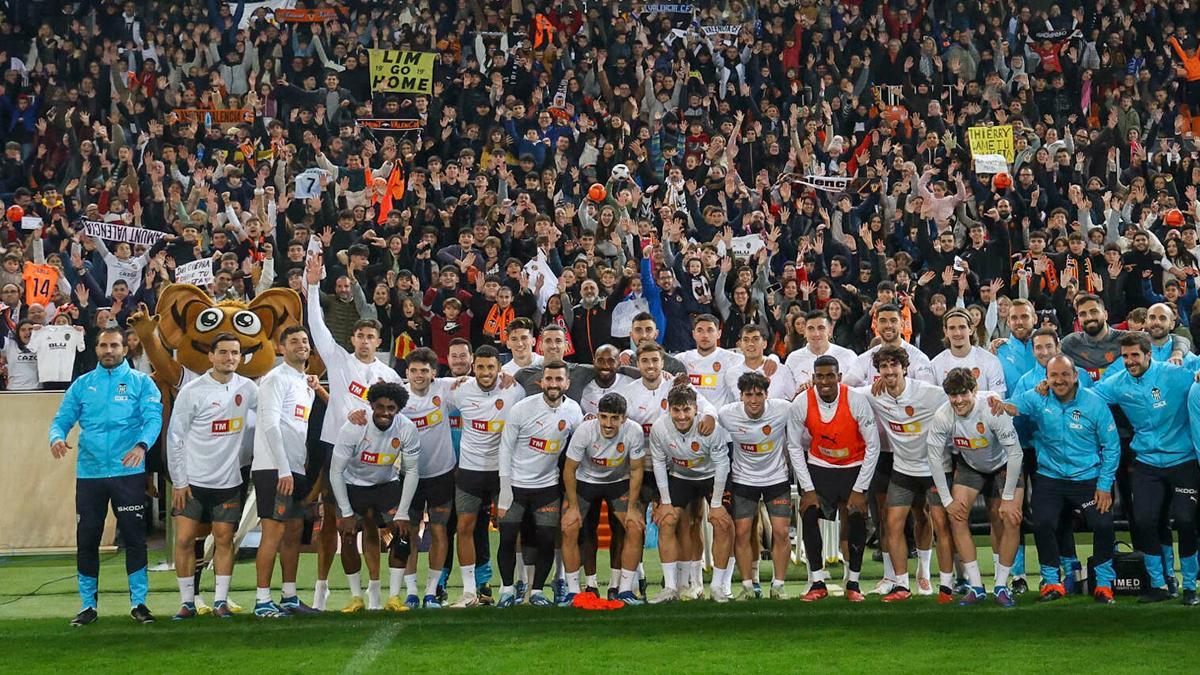 Las mejores imágenes del entrenamiento a puertas abiertas del Valencia en Mestalla