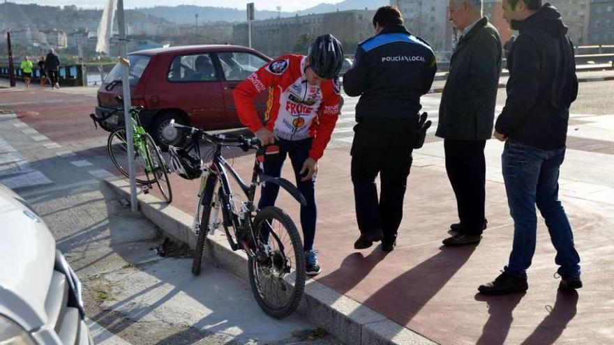 La Policía Local interviene en un accidente en el Puente de Santiago con ciclistas implicados. // G. S.