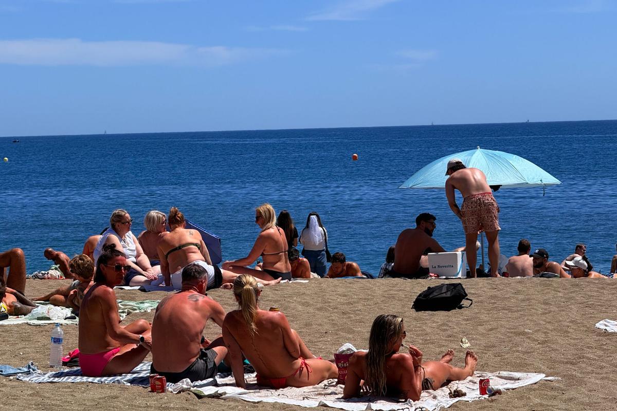 La playa de la Malagueta se llena de gente por el aumento de temperaturas este mes de abril La playa de la Malagueta se llena de gente por el aumento de temperaturas este mes de abril