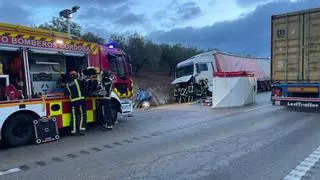 La conductora de un turismo muere en un choque frontal con un camión entre Lucena y Puente Genil