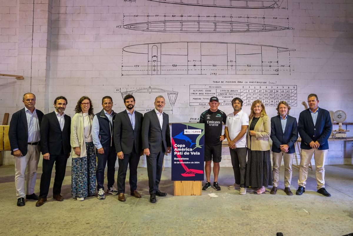 El alcalde Collboni y el consejero delegado de la Copa América, Grant Dalton (en el centro), acompañados de las diferentes autoridades en la presentación de la exhibición de los 300 patines a vela.