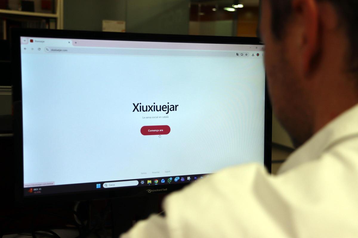 Un usuari inicia sessió a Xiuxiuejar.com, una xarxa social exclusivament en català