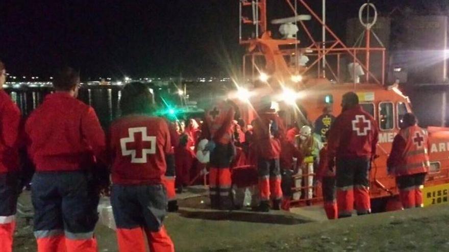 Rescatan a 60 personas de una patera en Cádiz